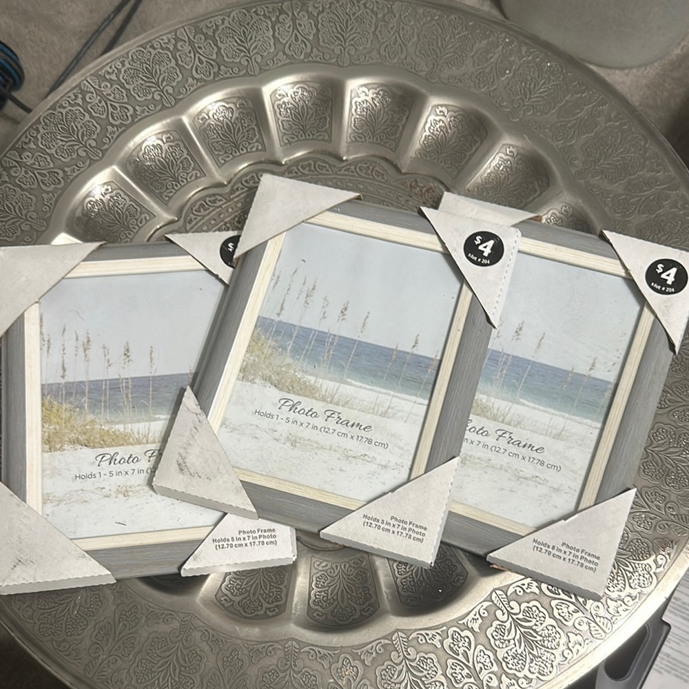☀️5/$20 Gray Photo Frame Set.